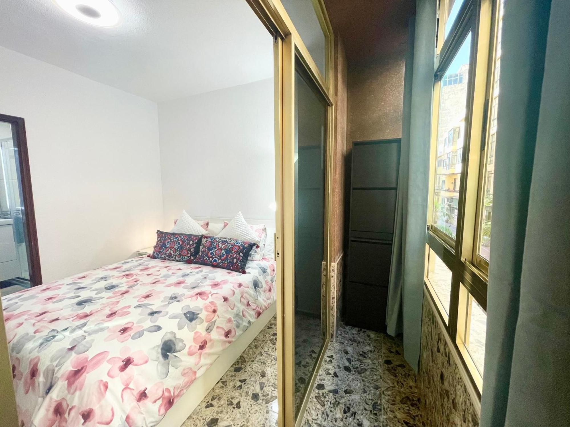 Affordable Holiday Accommodation For Large Families And Groups At Las Canteras Beach With 3 Bedrooms And Free Parking Las Palmas Exterior photo